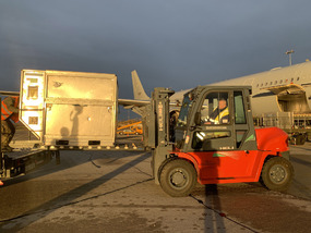 Před odletem do Litvy a Lotyšska nakládali vojáci materiál 