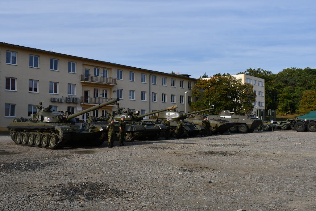 Statická ukázka tanků T-72, T-54, T-34, bojového vozidla pěchoty BVP-2 a obrněného transportéru OT-64