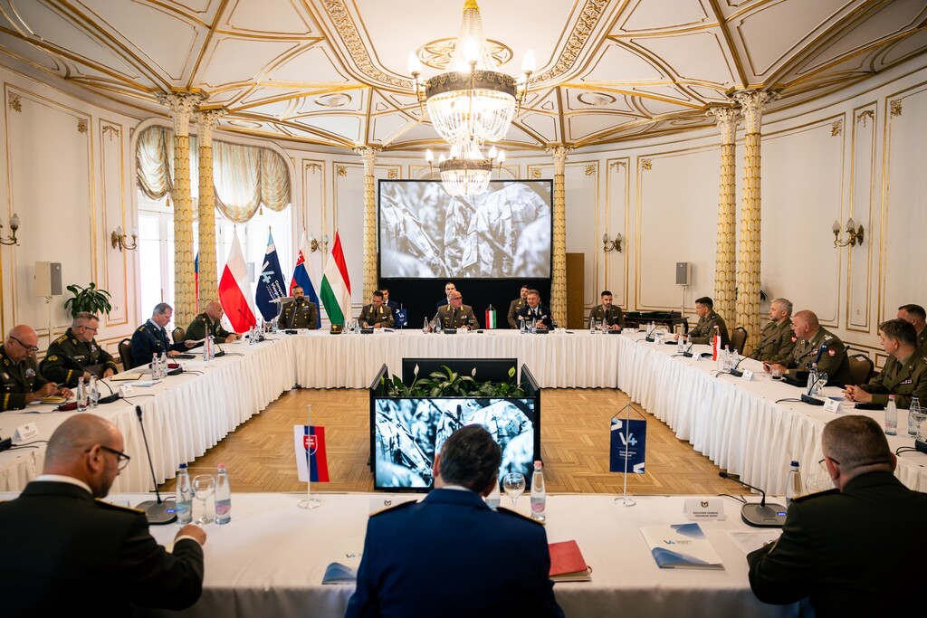 Nejvyšší vojenští představitelé V4 jednali v Budapešti o bezpečnosti regionu i připravenosti evropských armád