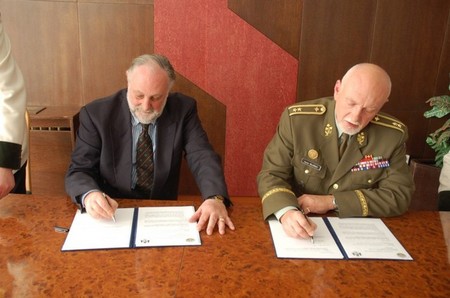 Představitelé armády a Vojenského špitálního řádu podepsali dohodu o spolupráci