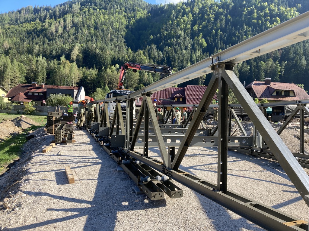 Čeští ženisté postavili v poničeném Slovinsku tři provizorní mosty