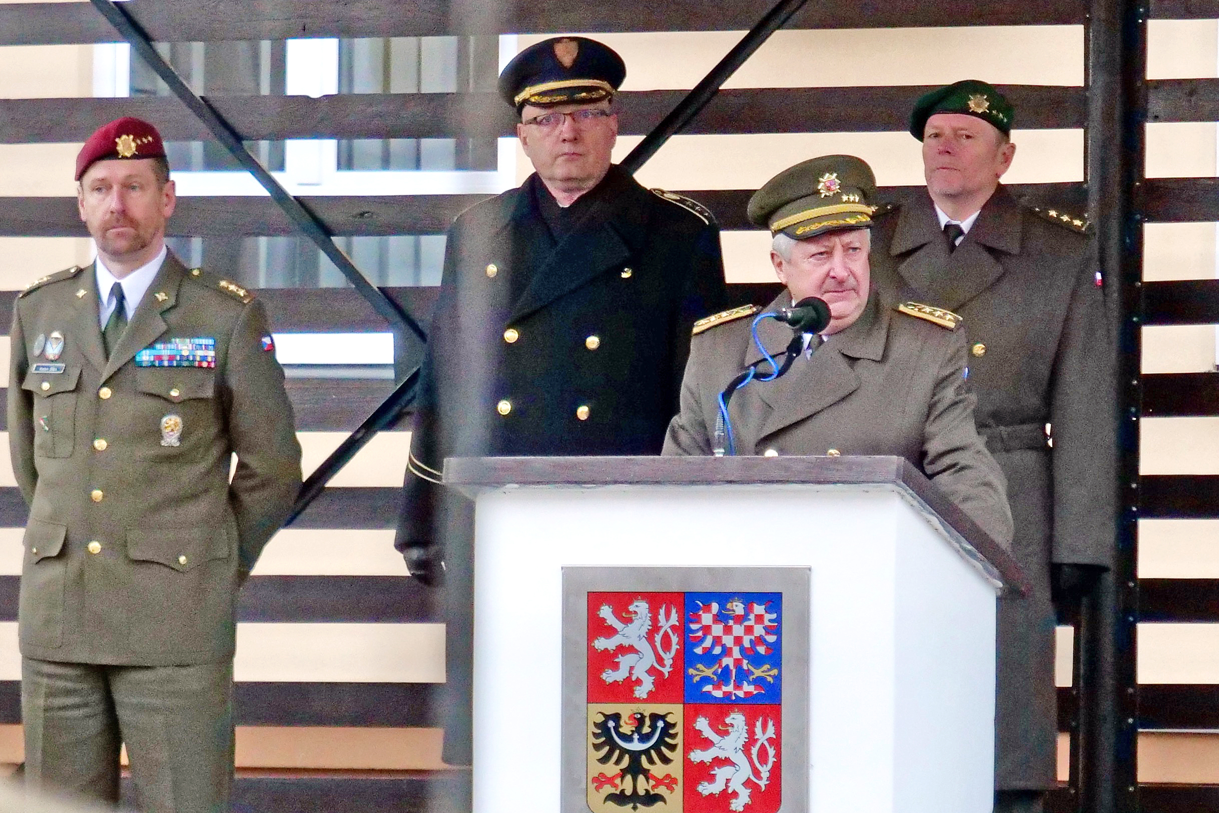 Hosty slavnostního nástupu byli i ředitel Ředitelství zahračních aktivit MO plukovník Pavel Skála a velitel Hradní stráže plukovník Jiří Kývala.