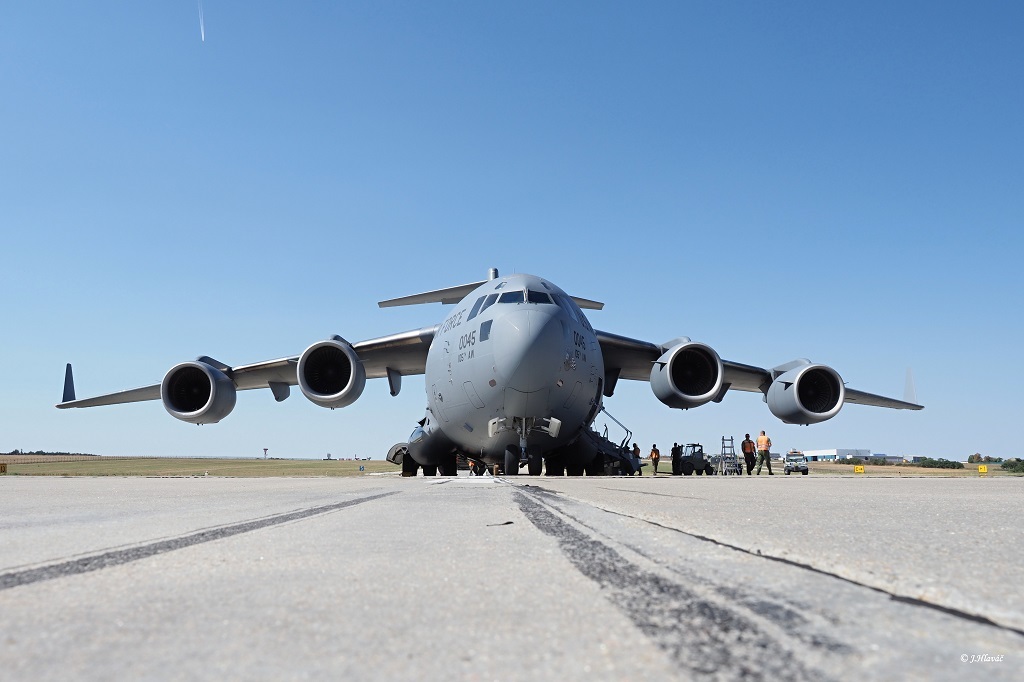  Americký transportní letoun C-17 Globemaster při vykládce materiálu