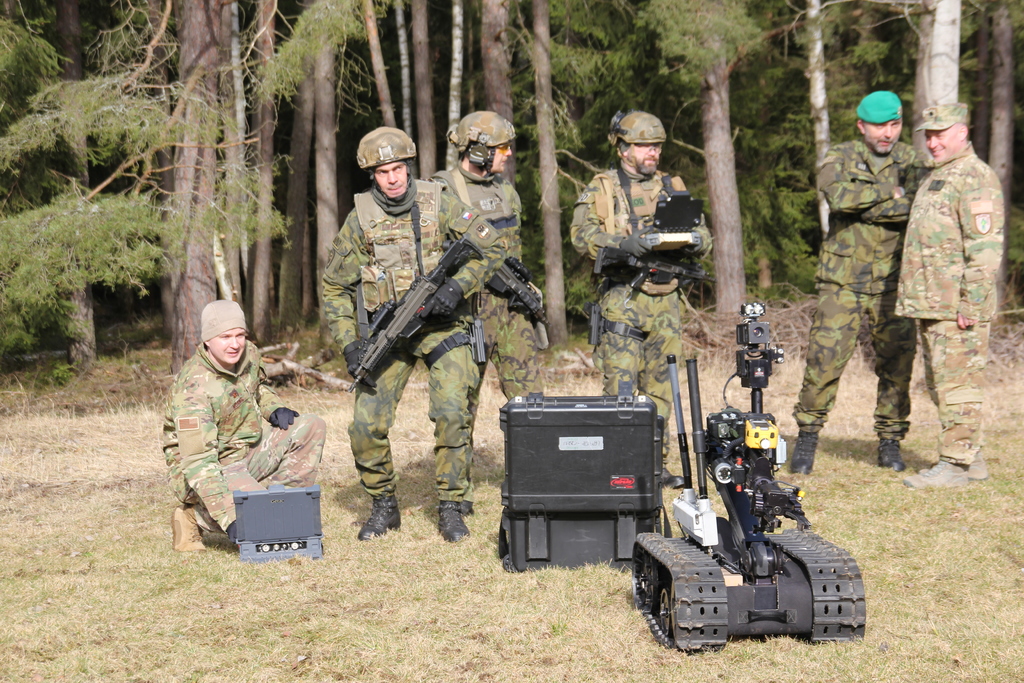 Ovládací zařízení k robotickému prostředku a robot TALON verze HAZMAT