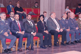 Akce se zúčastnila také velvyslankyně Irácké republiky Sundus Omar Ali Albayaraqdar. Po její levici sedí náměstek pro řízení Sekce dozoru a kontroly Ministerstva obrany ČR Antonín Rada.