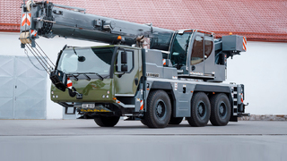 Logistická spolupráce na jedničku: Nový jeřáb Liebherr zvedne až 42 tun