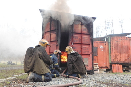 Vojenští hasiči vyzkoušeli Flashover kontejner, novinka věrně simuluje požár v budově