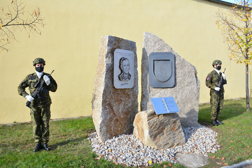  Pamětní monument tvoří tři žulové bloky