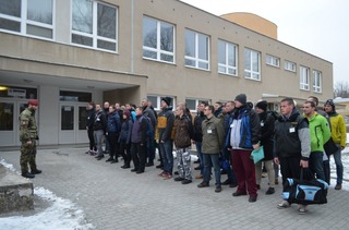  Ve výstrojním skladu začala přeměna civilistů ve vojáky