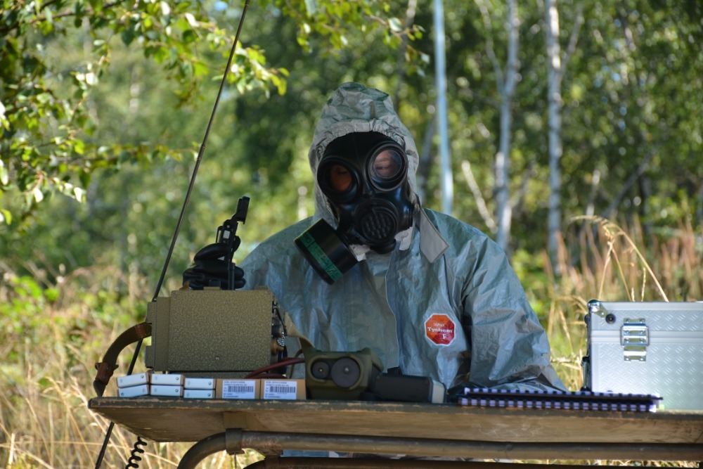Velitel dostává informaci o blížící se koloně