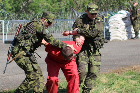  Pardubičtí záložníci střežili sklad nebezpečného chemického materiálu 