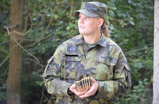 Desátnice Nikola J. vyzbrojena k prvním střelbám