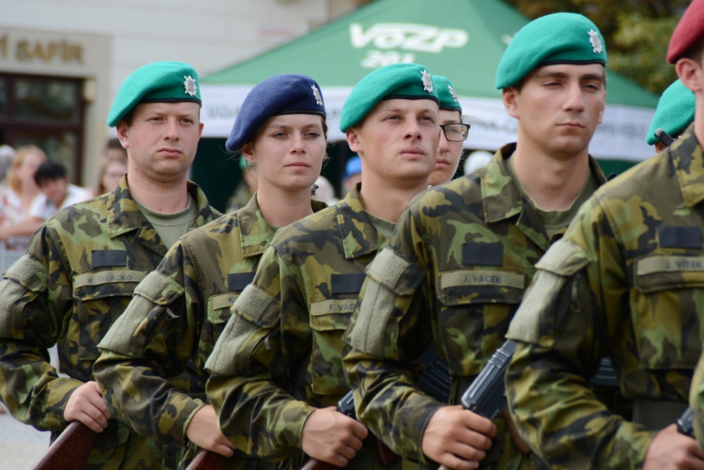   Mezi přísahajícími byli vojáci i vojákyně