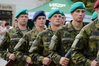   Mezi přísahajícími byli vojáci i vojákyně