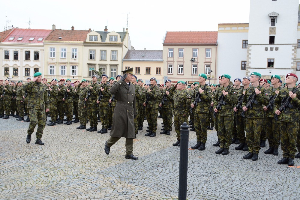  NGŠ AČR při přehlídce nastoupených jednotek v doprovodu velitele VeV-VA
