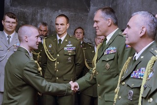 Plukovník gšt. Petr Svoboda předal každému absolventovi pamětní odznak Komando