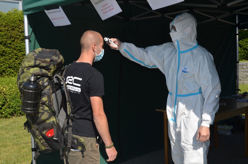  Poté každý prošel měřením teploty než vstoupil do kasáren