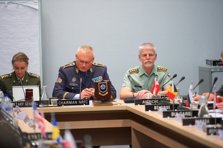 Předseda Vojenského výboru NATO generál Pavel, předseda NRFC brigádní generál Alan a generální tajemnice NRFC plukovnice v zál. Gedayová