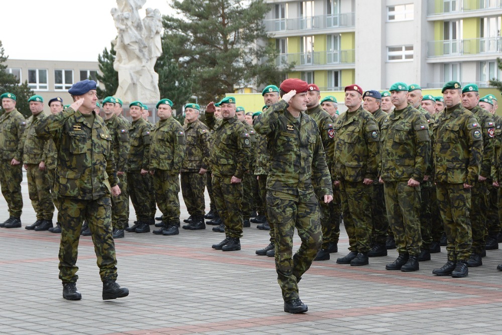 3 Přehlídka nastoupených jednotek NGŠ AČR a předávajícím velitelem VeV-VA