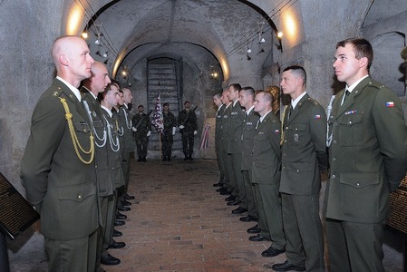 Úspěšní absolventi nastoupeni k vyřazení