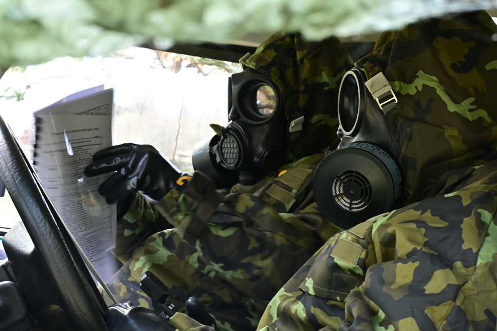  Vojáci sestavují CBRN zprávu 