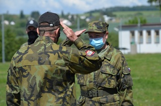 Voják musí především umět  vojensky vystupovat