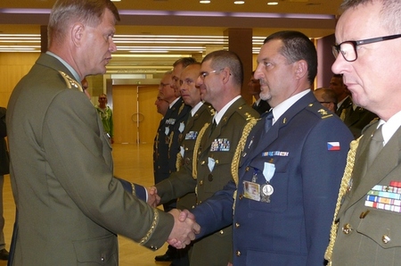 Čtyři desítky vojáků převzaly ocenění za službu ve strukturách NATO a EU