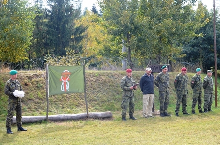  Z úvodního ceremoniálu Komando - předávání bílých povlaků s číslem