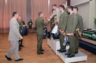 Za pořadatele - SRS MO ceny předává plk.Miroslav Jebavý