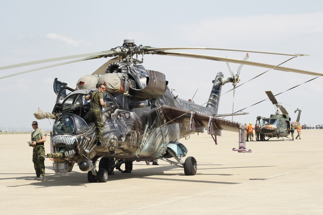  Nutné péče se dostalo i tygřímu vrtulníku Mi-24/35