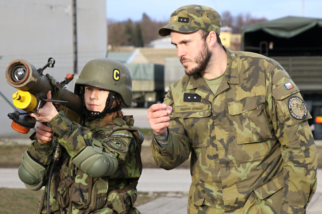 Zkusili si také pomocí simulátoru ovládat protiletadlový raketový komplet S-2M.