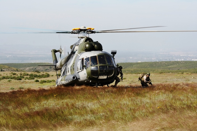  Výsadek speciálních sil z českého Mi-17