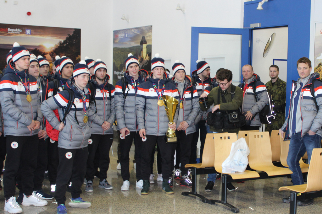 Slova uznání a slávy pronesl v odbavovací hale letiště vládní zmocněnec pro sport Milan Hnilička
