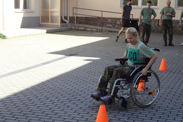  Ovládat invalidní vozík není jednoduché 