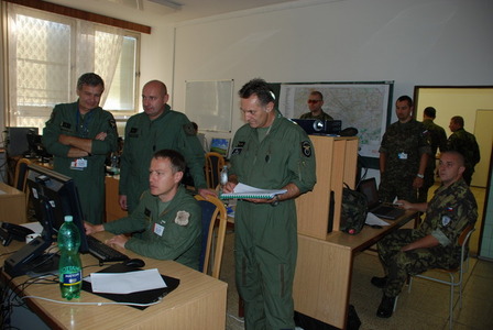 Mezinárodní operace v praxi: Cvičení Ample Strike 2014 řídí čtyři národnosti 