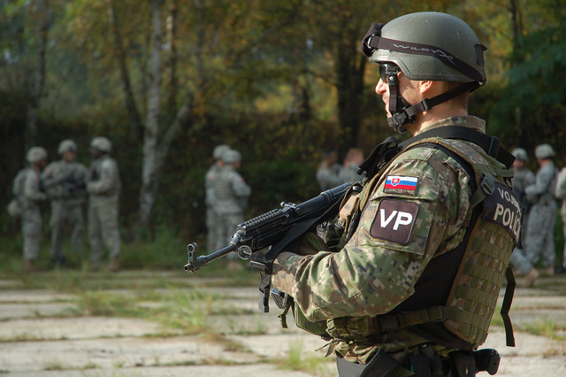  Ochranu taktického místa velení zabezpečují příslušníci slovenské Vojenské policie