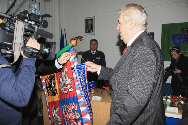 Vrchní velitel ozbrojených sil dekoruje bojový prapor 53. pPzEB