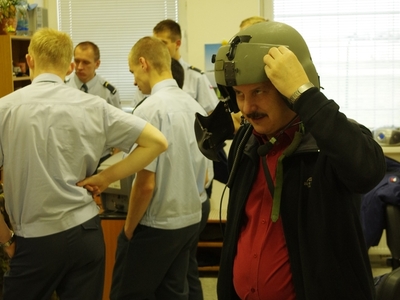 Budoucí piloti nahlédli do práce vrtulníkářů v Náměšti