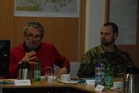  Místopředseda PhDr. Ivan Gabal s vrchním praporčíkem základny nprap. Bc. Milošem Hoškem při diskuzi
