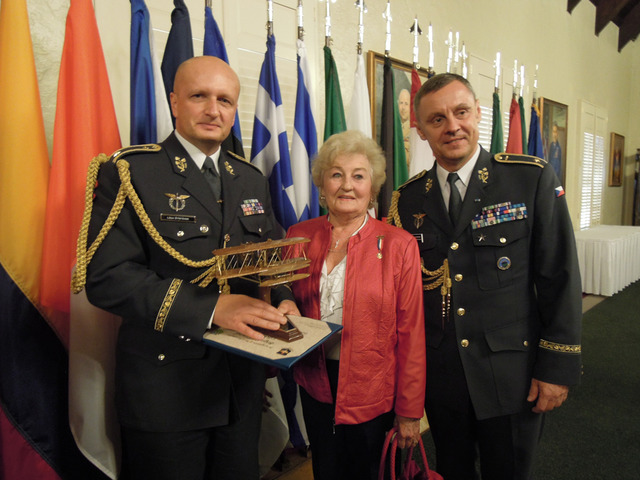Generálové Štefánik a Verner společně s paní Evou Newman, českou emigrantkou a občankou Spojených států amerických, která dlouhodobě podporuje studenty AČR v USA