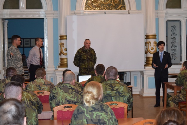  Andrew Schapiro vyzdvihl nezbytnost mezinárodní spolupráce na všech úrovních