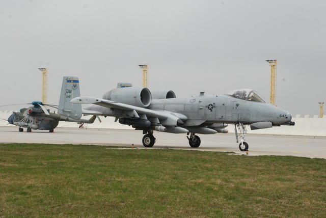 Přílet proudových letounů A-10 Thunderbolt na náměšťské letiště