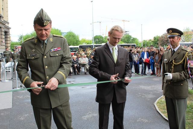 Přestřihnutí pásky se ujali arm. gen. Josef Bečvář a Jan Biederman