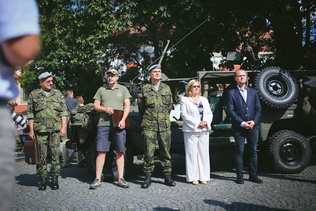 Během Dne AČR v Pardubicích se uskutečnila také tisková konference ke Dni sil podpory, které se účastnili (na fotce zleva) ředitel KVV Pardubice plukovník František Hlaváček, jeden z hlavních organizátorů Cihelny Marek Bartoš, zástupce ředitele sekce podpory Ministerstva obrany brigádní generál Jaroslav Linhart, starostka Králík Jana Ponocná a hejtman Pardubického kraje Martin Netolický