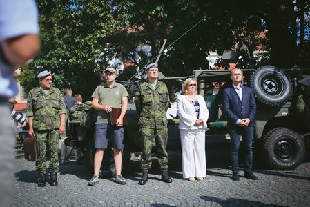 Během Dne AČR v Pardubicích se uskutečnila také tisková konference ke Dni sil podpory, které se účastnili (na fotce zleva) ředitel KVV Pardubice plukovník František Hlaváček, jeden z hlavních organizátorů Cihelny Marek Bartoš, zástupce ředitele sekce podpory Ministerstva obrany brigádní generál Jaroslav Linhart, starostka Králík Jana Ponocná a hejtman Pardubického kraje Martin Netolický