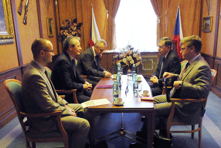 Ministr obrany se setkal s generálním ředitelem organizace MFO