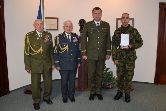 Ocenění byli přítomni také druhováleční veteráni brig. gen. v.v. Emil Boček a plk. v.v. Václav Kuchyňka
