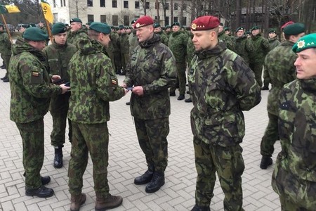 Čeští vojáci obdrželi litevské medaile