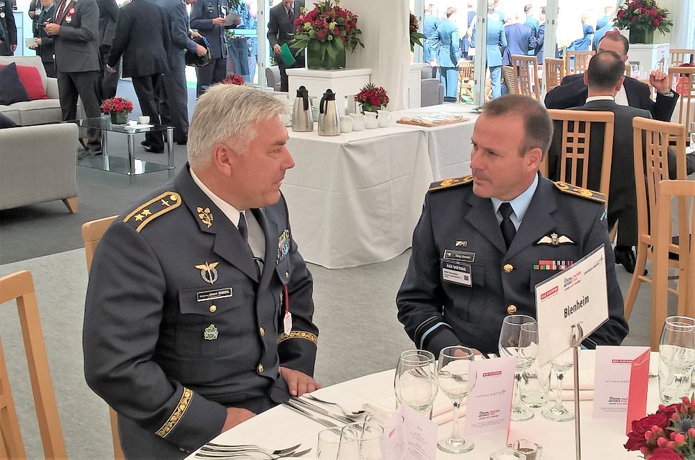 Generál Jaromír Šebesta se na přehlídce setkal s velitelem Královského letectva Nového Zélandu Air Chief Marshalem Tonym Daviesem