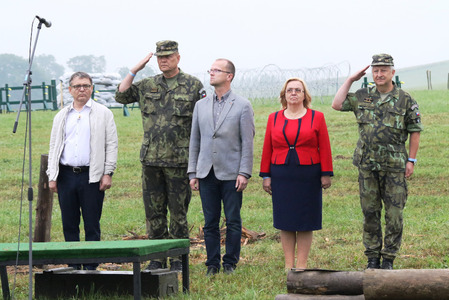 Povel k zahájení akce výstřelem z houfnice SkKH vz. 77 Dana dal ředitel sekce podpory generálmajor Jaromír Zůna (vpravo, přihlíží ministři Lubomír Zaorálek a Jan Chvojka a armádní generál Josef Bečvář